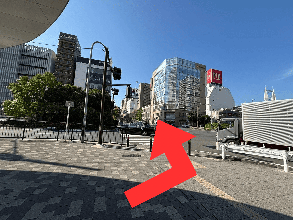 { 左手に横断歩道がありますので対角線にあるファミリーマートまで進みます。 }